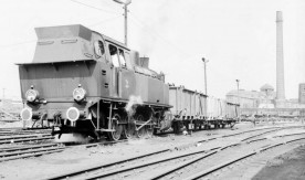 Parowóz TKp 4446 wyjeżdża z wagonami z kopalni Gliwice, 1980....